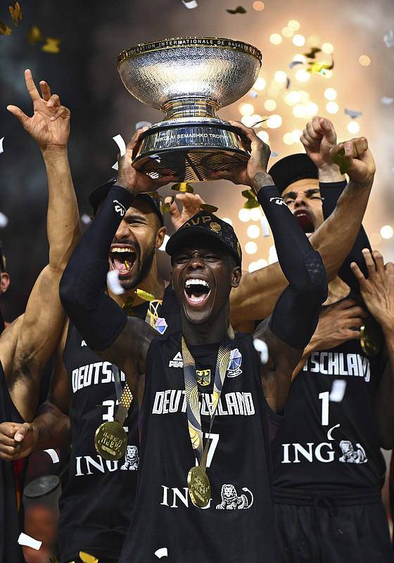 与斯洛文尼, 尤其是被球 与斯洛文尼, 尤其是被球