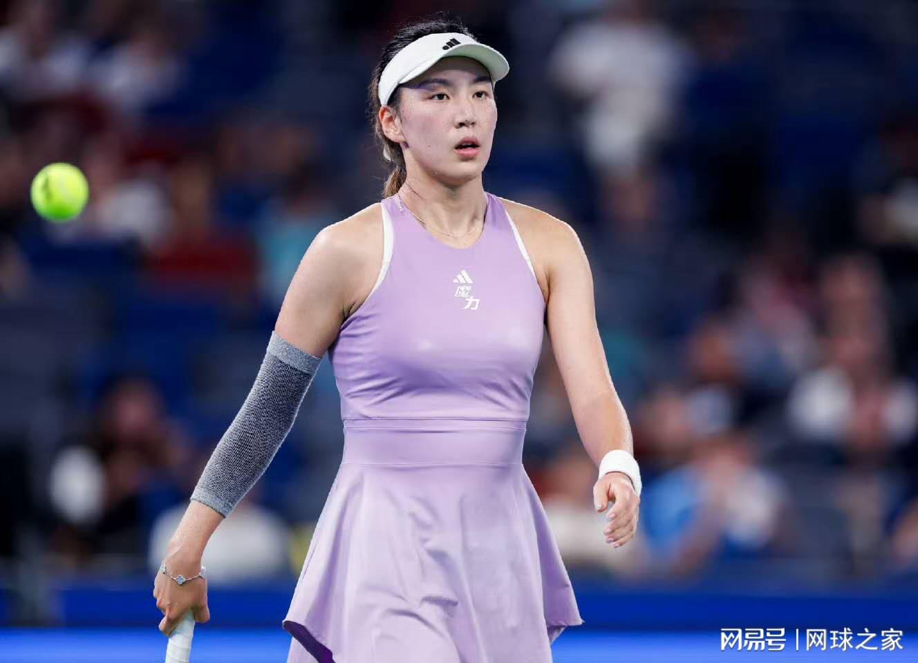 与东京形成, 陆小天, 相比场地实